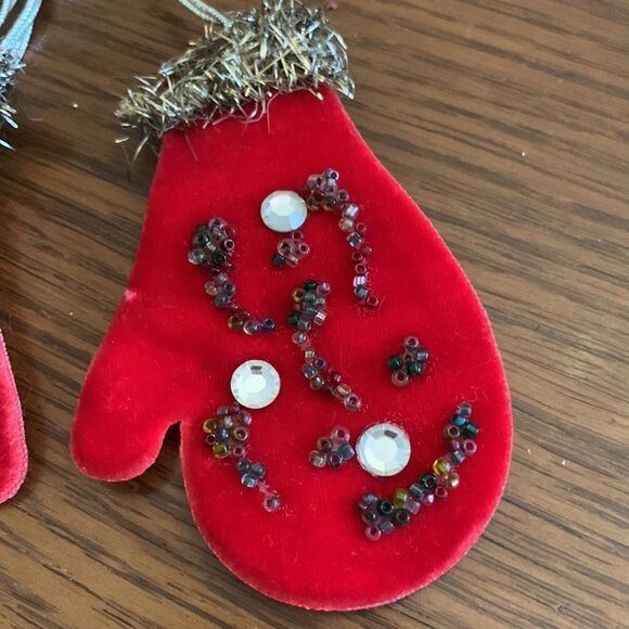 Vtg red felt beaded mittens on gold string Christmas tree ornament - Picture 7 of 7